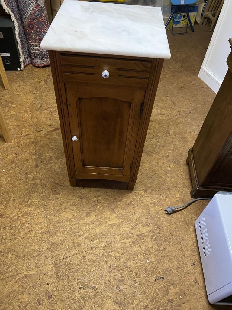 Houten nachtkastje met marmeren blad bovenaan, Huis en Inrichting, Slaapkamer | Nachtkastjes, Ophalen, Hout