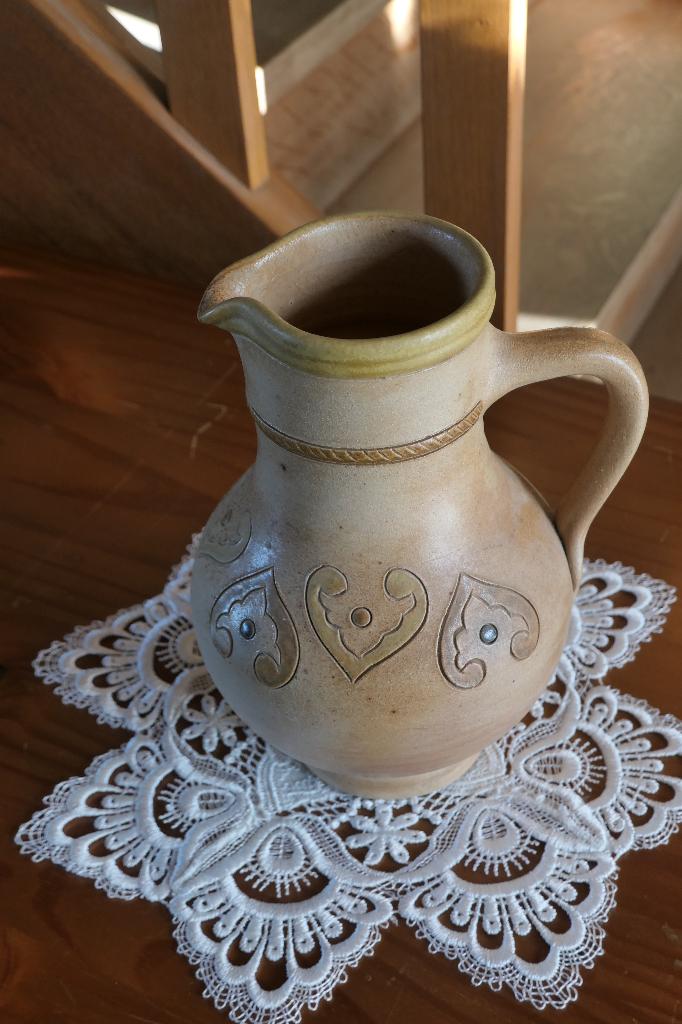 Cruchon beige à motifs DUBOIS  BOUFFIOULX, Enlèvement