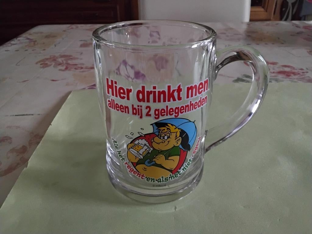 Mooi stevig Bierglas met tekening, tekst en handvat, Verzamelen, Glas en Drinkglazen, Nieuw, Bierglas, Ophalen