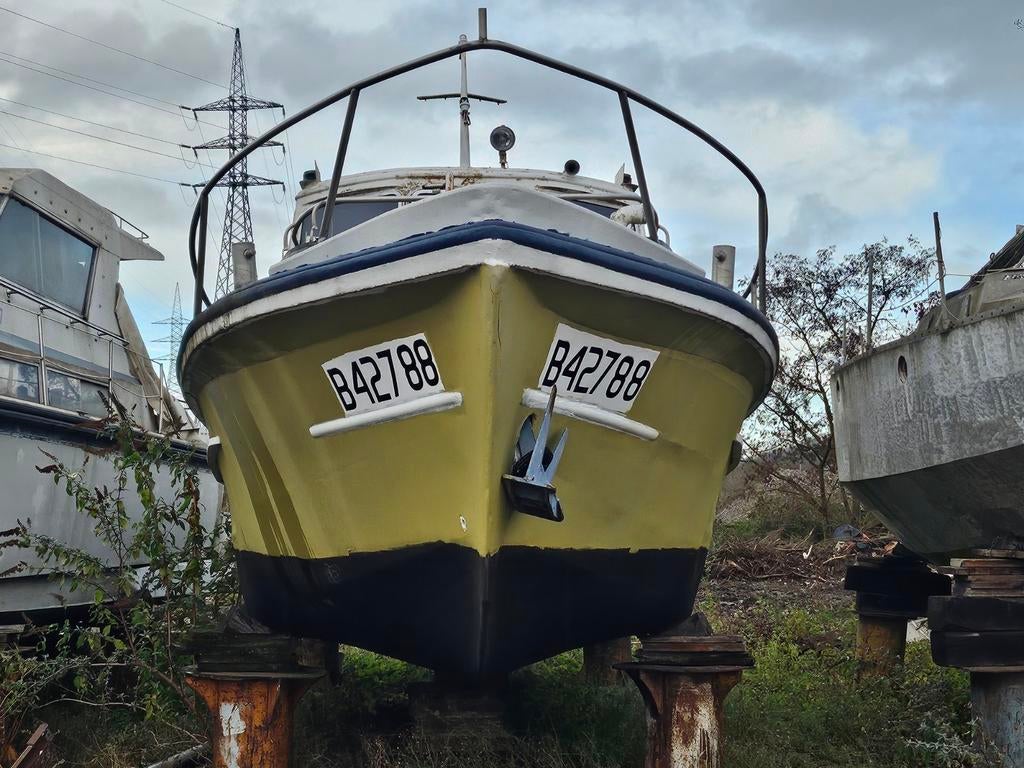 Vedette hollandaise a restaurer avec moteur quasi neuf