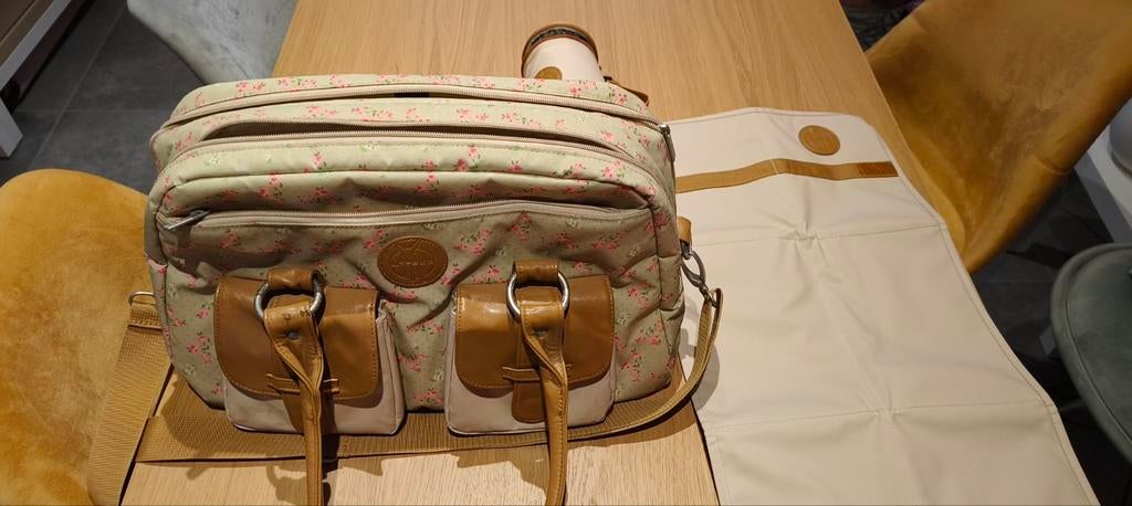 Sac de bébé pratique avec matelas à langer et porte-biberon, Enfants & Bébés, Enlèvement ou Envoi
