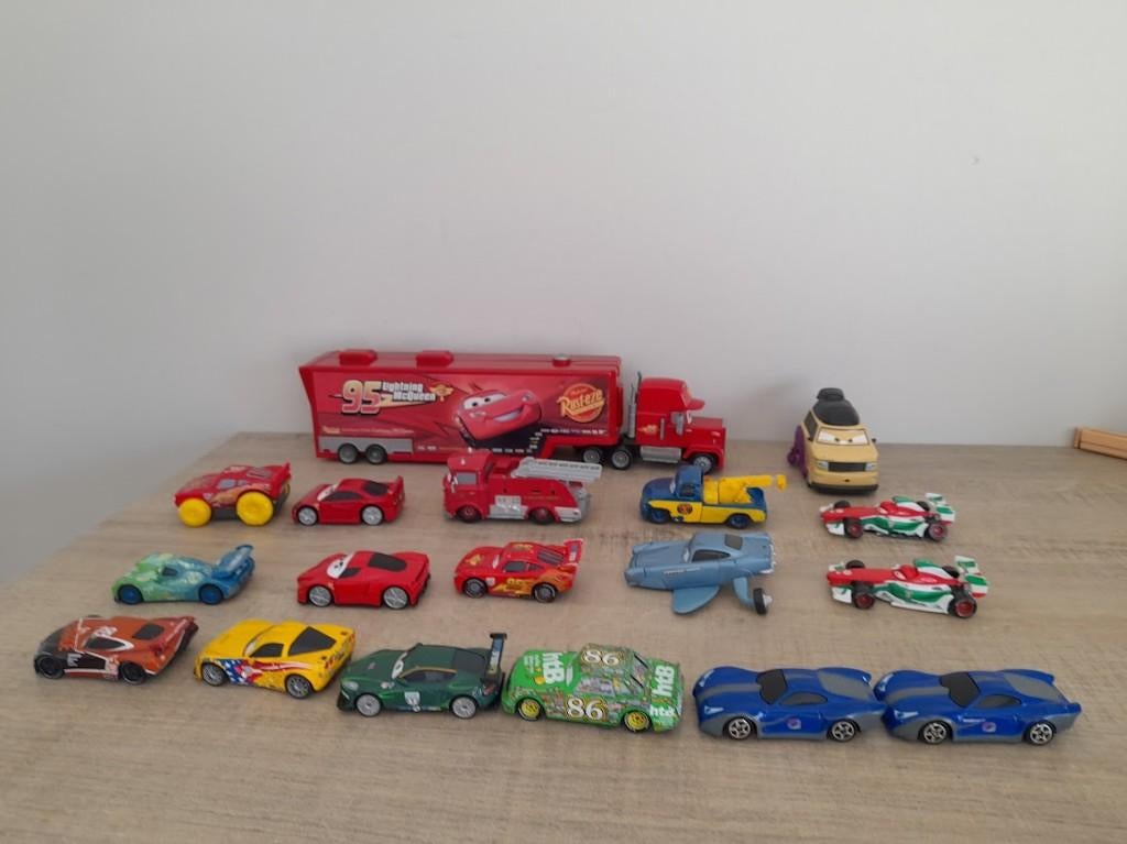 18 Cars Disney Mattel Studio 100 Burago auto's, Enfants & Bébés, Jouets | Véhicules en jouets, Utilisé, Enlèvement ou Envoi