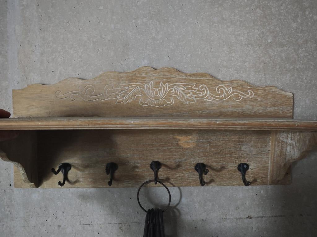 Houten kapstok met smeedijzeren details, Ophalen