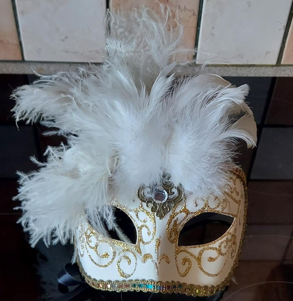 Masque blanc, Comme neuf