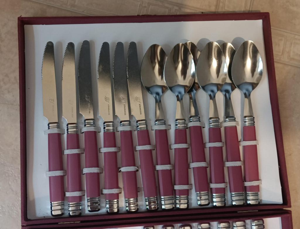 Nieuwe 24-delige bestekdoos, Ophalen