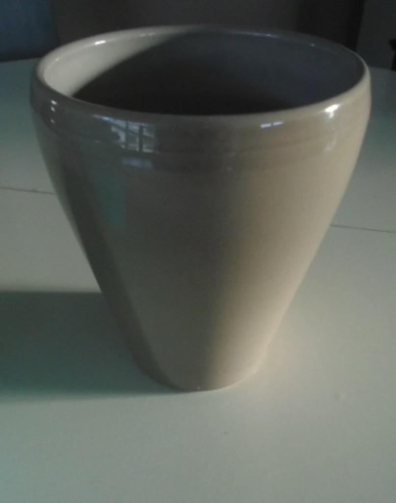 BLOEMPOT KAKI H 16,5 Dia 13 cm NIEUW, Rond, Ophalen of Verzenden, Aardewerk, Binnen