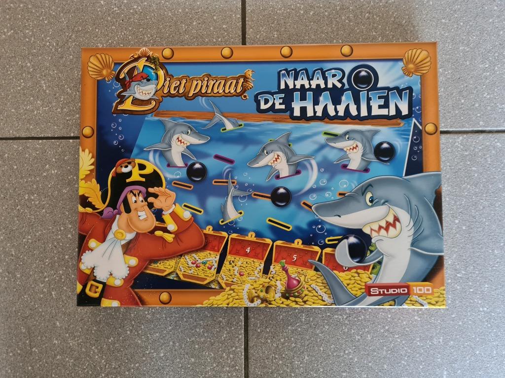 Piet Piraat - Naar de haaien, Een of twee spelers, Ophalen of Verzenden, Zo goed als nieuw, Studio 100