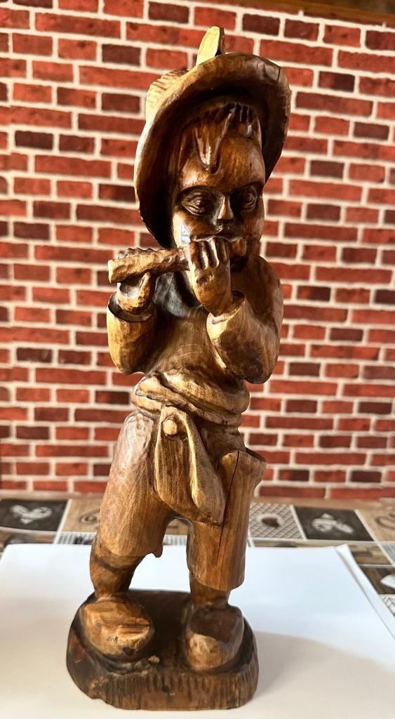 Houten beeldje de fluitspeler, Ophalen