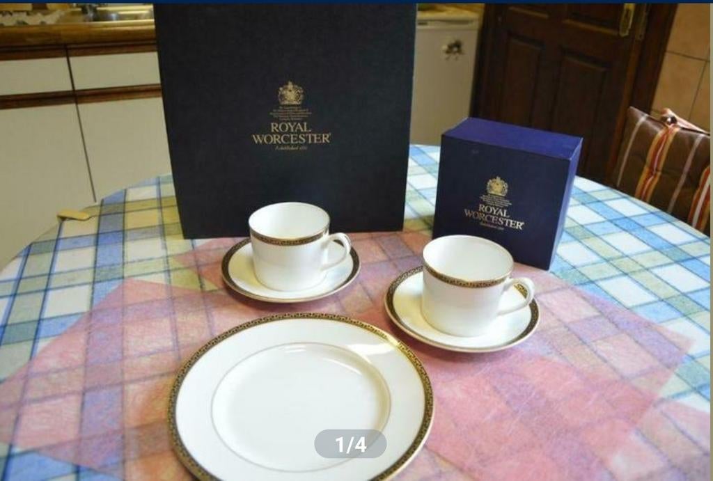 À vendre : 2 sacs et soucoupes en porcelaine anglaise, Enlèvement ou Envoi, Neuf, Porcelaine