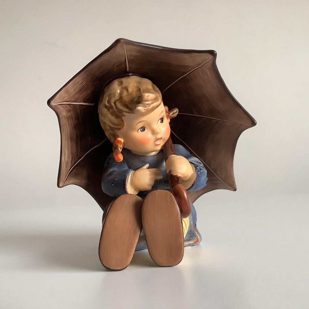 Mooie hummel "Umbrella girl" - meisje onder paraplu, Ophalen of Verzenden, Zo goed als nieuw, Hummel