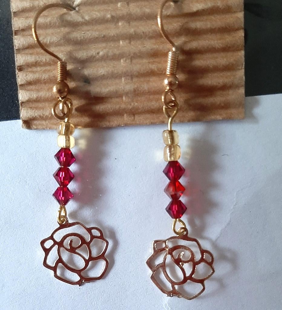 Te koop: Nieuw!! Mooie goudkleurige oorbelletjes met roos., Handtassen en Accessoires, Oorbellen, Ophalen, Overige materialen