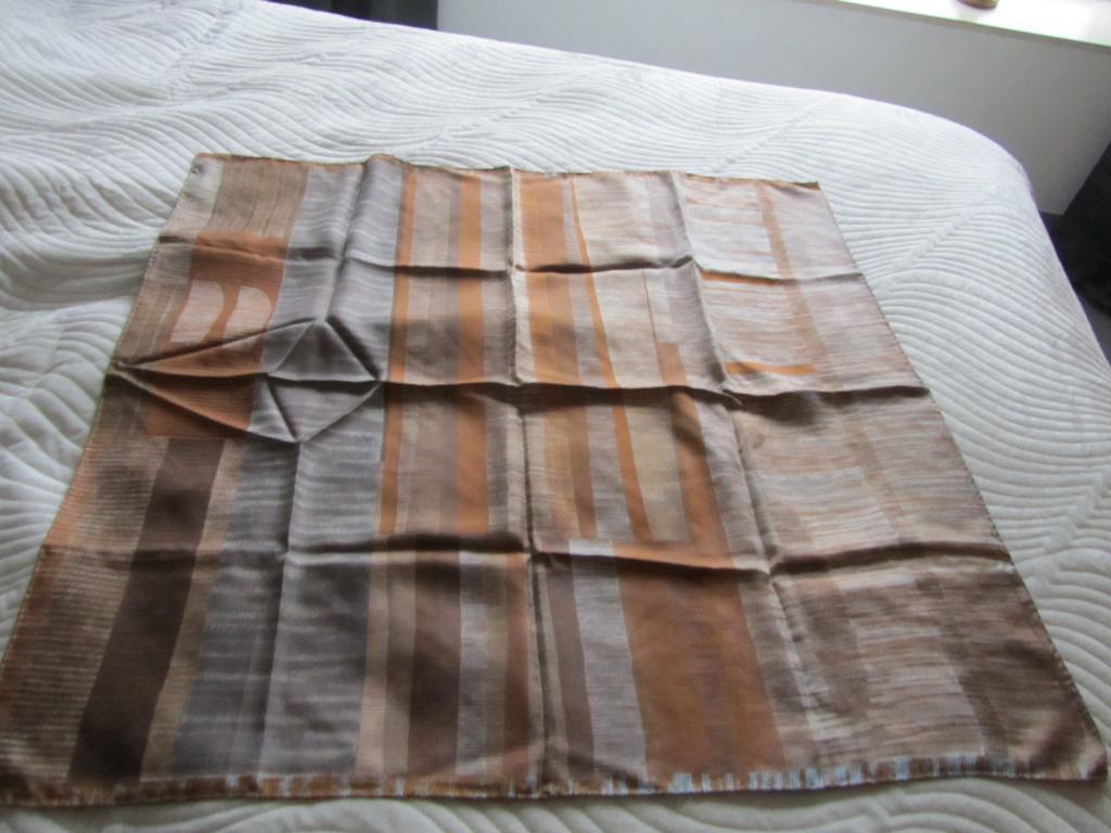 DELVAUX Foulard coloré 100% soie, Bijoux, Sacs & Beauté, Sacs | Sacs Femme, Envoi