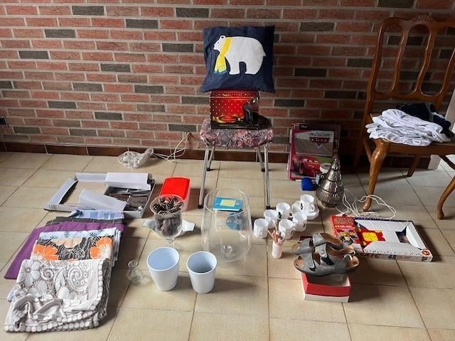 MARCHÉ AUX PUCES, Enlèvement, Comme neuf