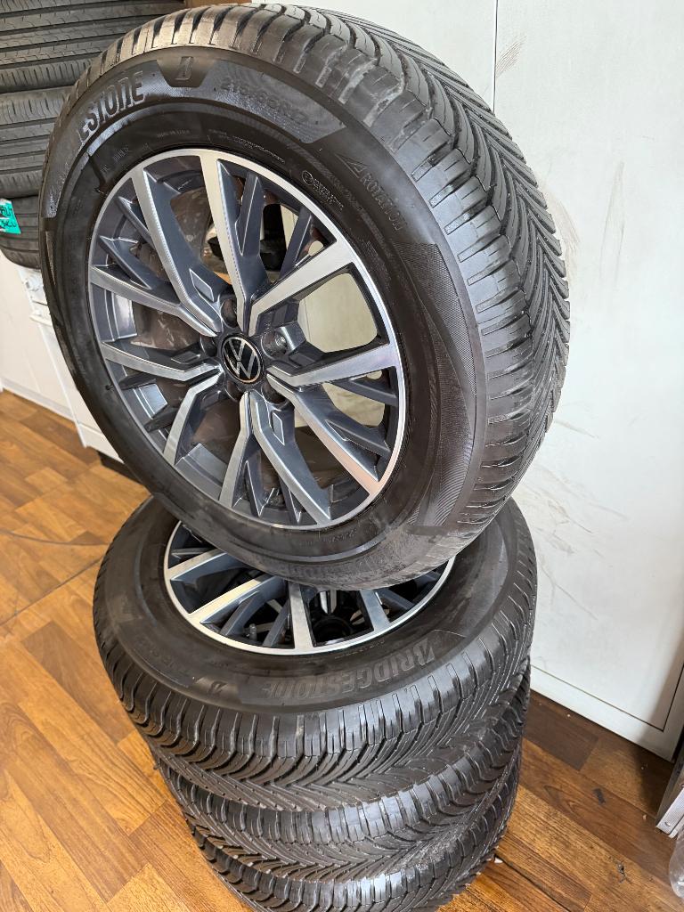 Kit Vw TiGUAN - 215/65/17 103V Bridgestone 4Season, Auto-onderdelen, Ophalen, All Season, Banden en Velgen