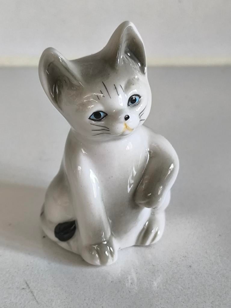 Klein porseleinen beeldje, zittende kat, Verzamelen, Ophalen of Verzenden