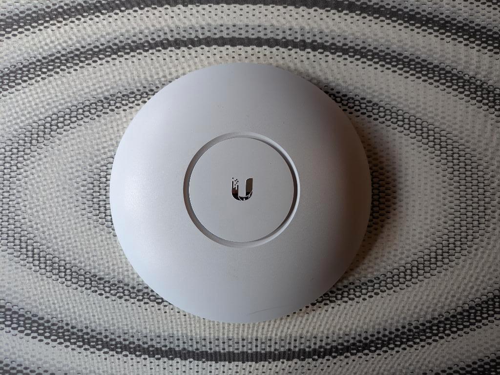 Ubiquiti UniFi AP AC Pro – prof. WiFi access point + doos, Computers en Software, Accesspoints, Ophalen of Verzenden, Zo goed als nieuw