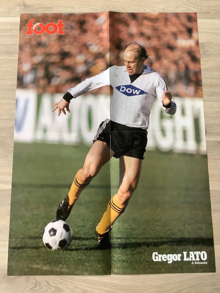 Grote poster Gregor Lato bij Lokeren, Verzamelen, Sportartikelen en Voetbal, Ophalen of Verzenden, Zo goed als nieuw, Poster, Plaatje of Sticker