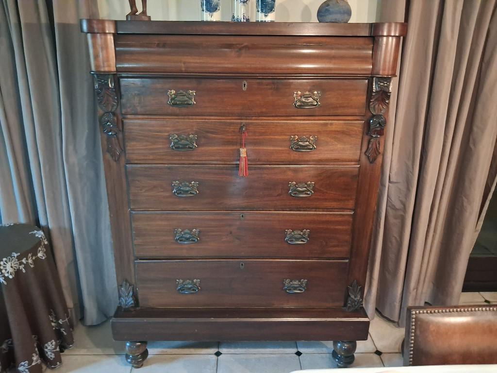 Commode antique unique en bois foncé massif, Enlèvement