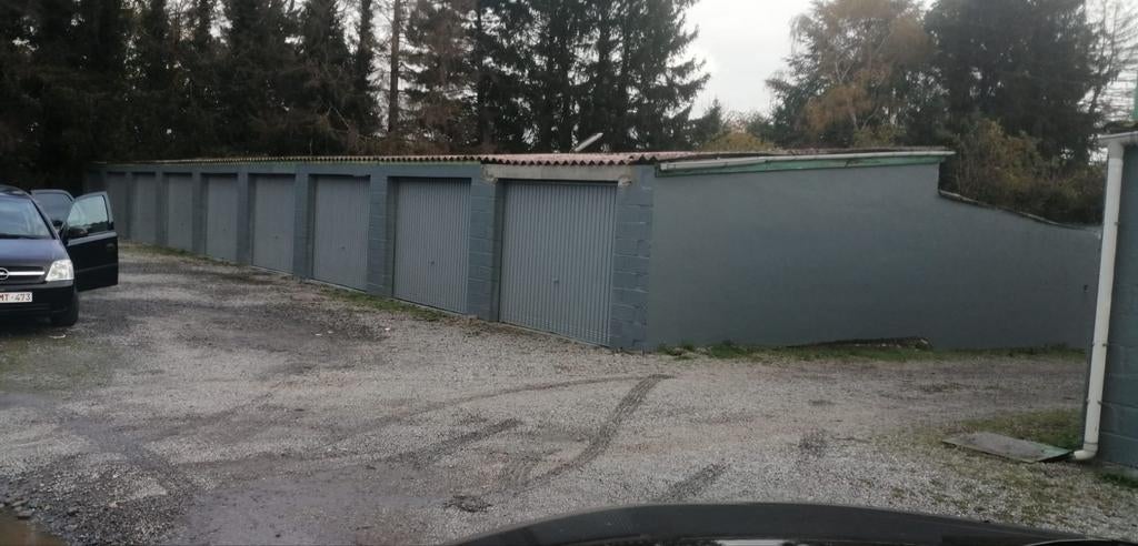 Garage fermé et sécurisé à louer - Couillet