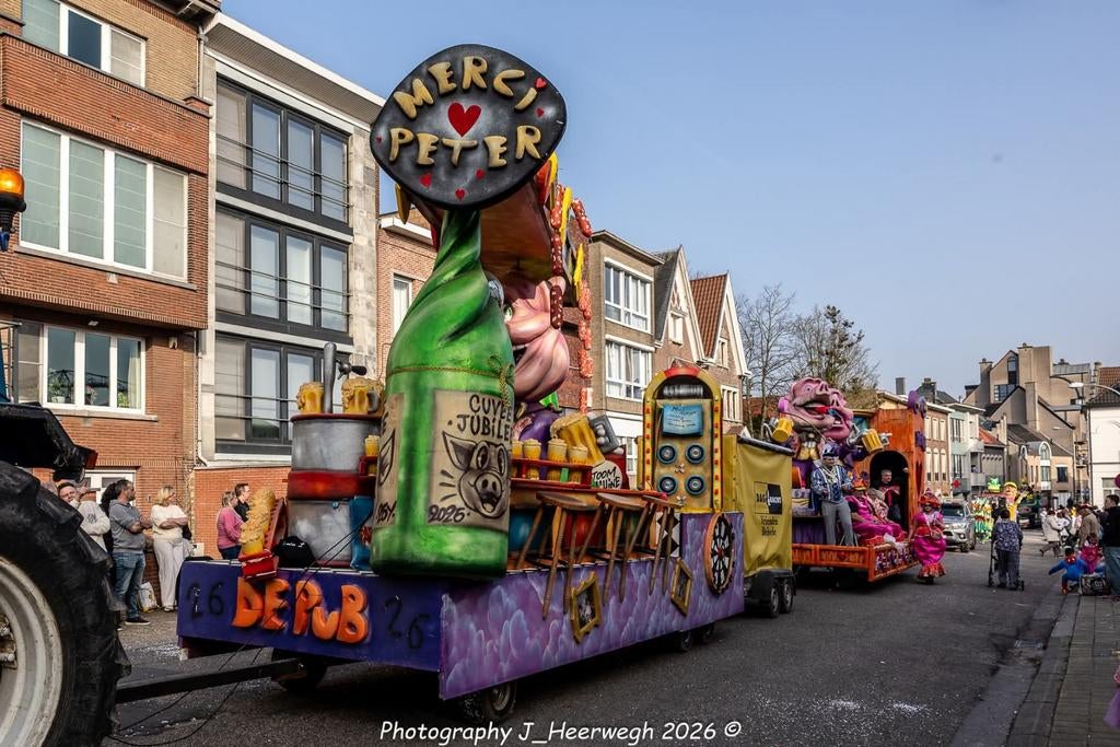 2 delige carnavalwagen met 30 tal kostuums, Diversen, Ophalen