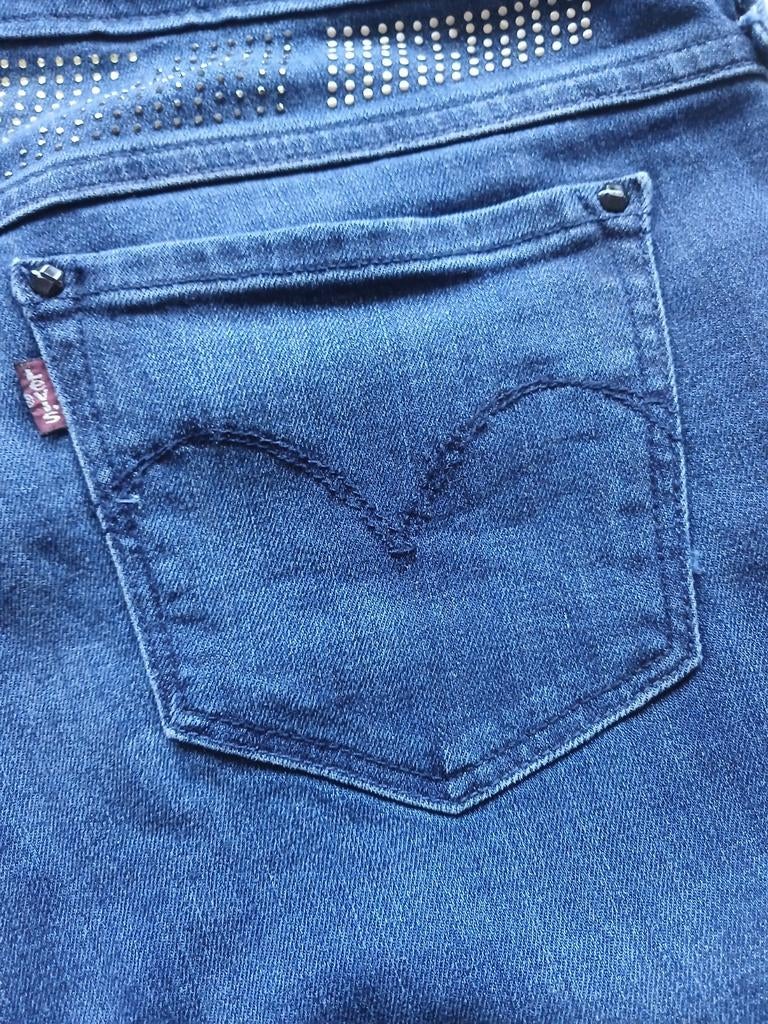 Jeans Levis femme taille 28, Kleding | Dames, Spijkerbroeken en Jeans, Ophalen