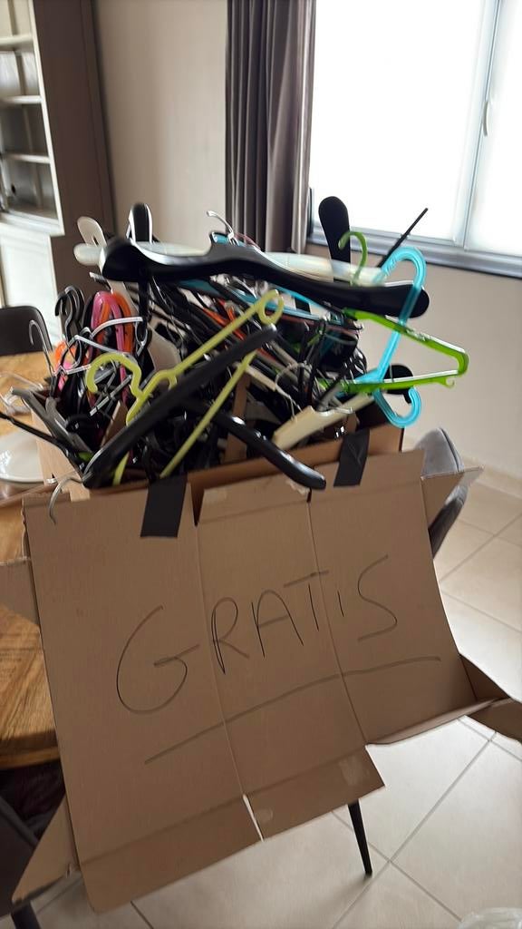 Doos gratis kapstokken, Kleding | Dames, Kledinghangers, Ophalen, Zo goed als nieuw
