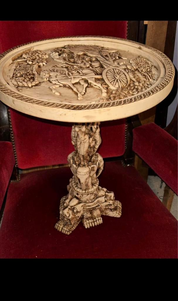 Table vintage en faux ivoire opalin, Antiquités & Art, Antiquités | Meubles | Tables, Enlèvement