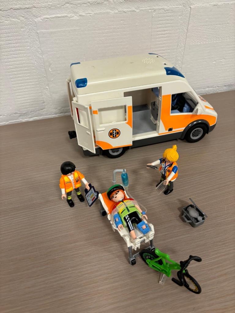Playmobil - ziekenwagen + extra personages, Kinderen en Baby's, Speelgoed | Playmobil, Ophalen, Zo goed als nieuw, Complete set