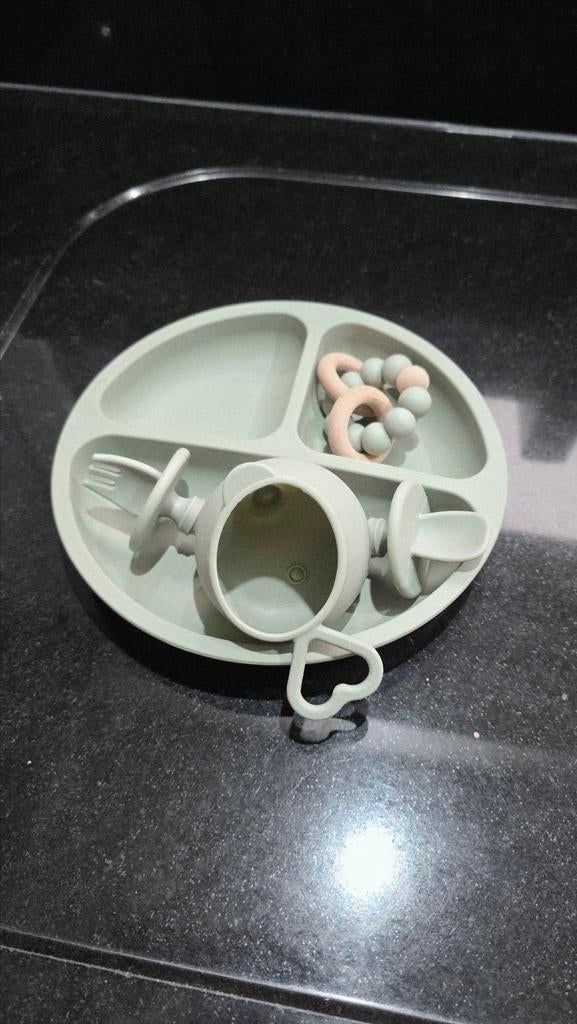 L'ensemble comprend une assiette divisée, une tasse avec une, Enlèvement, Comme neuf