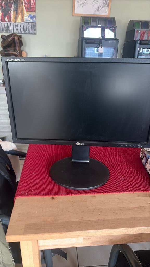 Lg flatron e2211, Computers en Software, Monitoren, Gebruikt, DVI, In hoogte verstelbaar, TN, HD, Ophalen