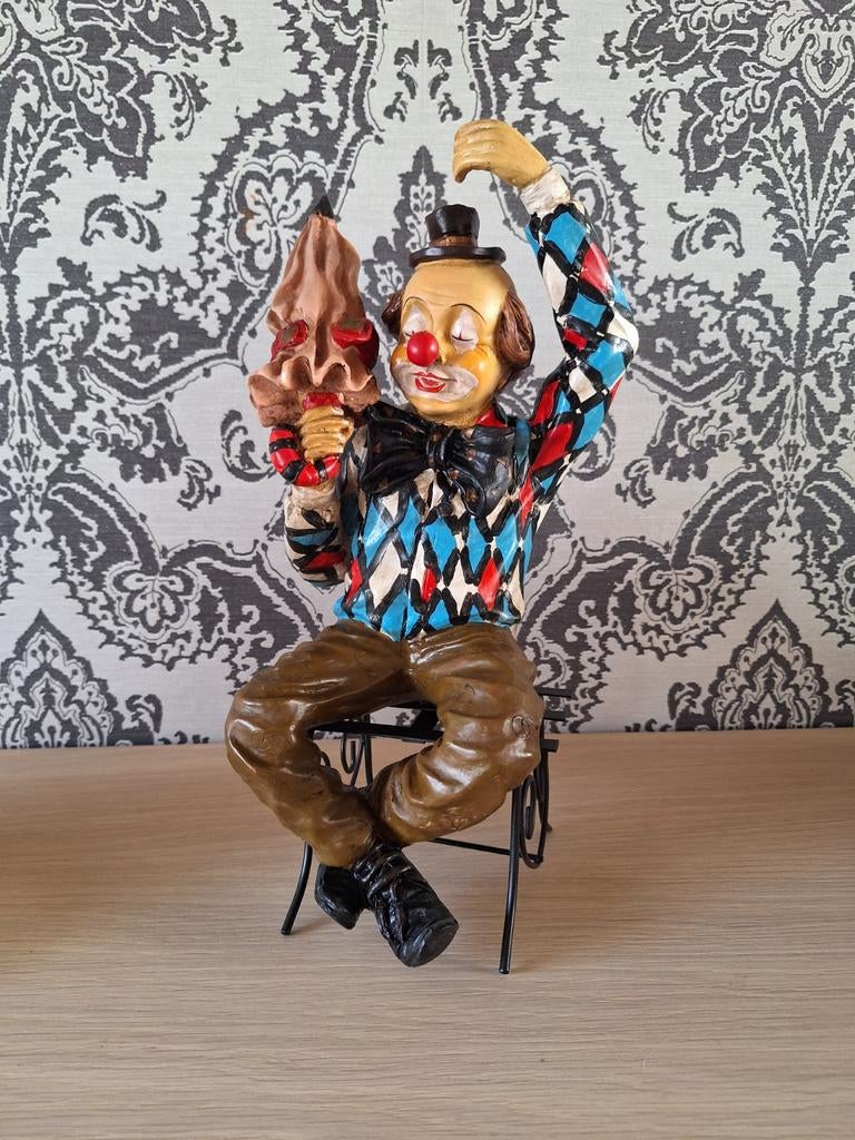 Clown beeldje gezeten op ijzeren bankje, Ophalen of Verzenden