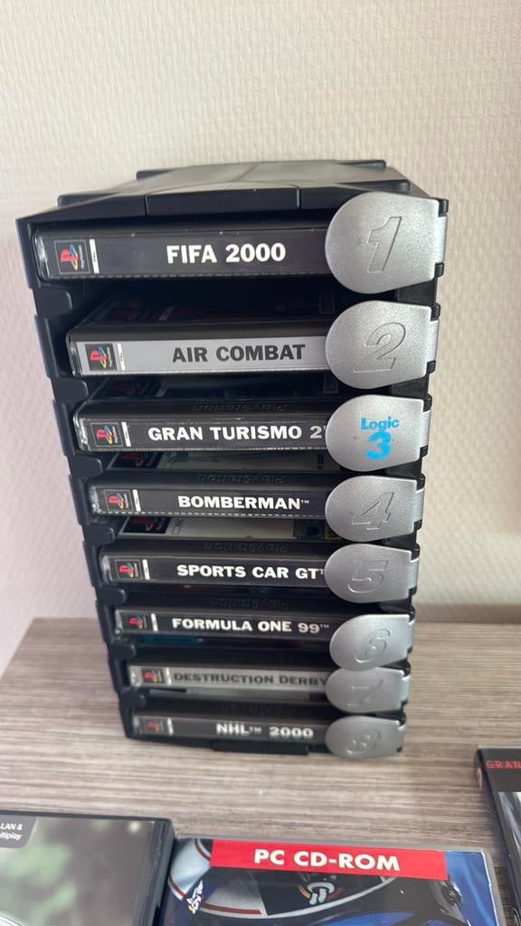 Play station spelletjes met box voor 8 lievelingsspelletjjes, Enlèvement, Comme neuf