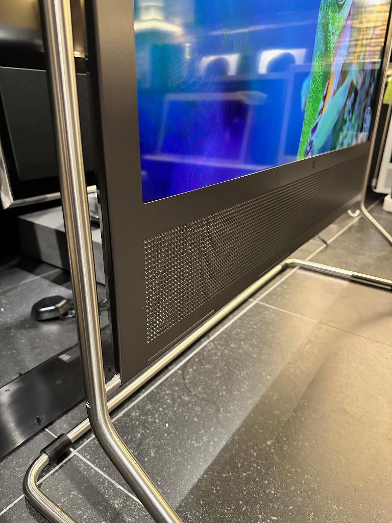 Bang & Olufsen Beoplay V1-40 op floor stand - B&O, Audio, Tv en Foto, Televisie-accessoires, Ophalen, Info@bang-olufsen.dk, Zo goed als nieuw