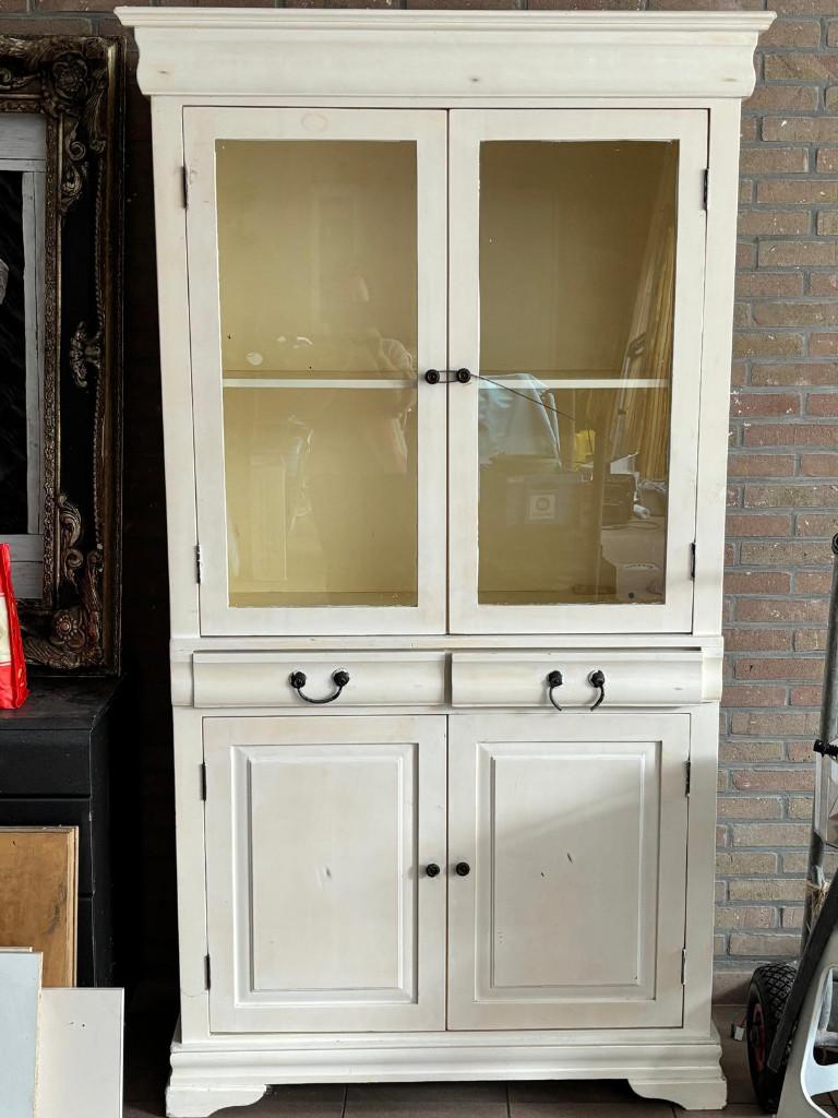 Landelijike witte kast, Ophalen