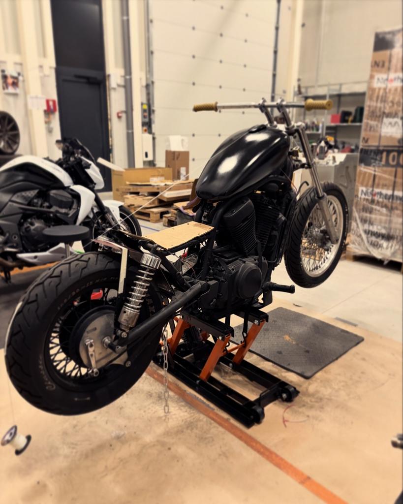 Suzuki Intruder VS750 Bobber Project met papieren