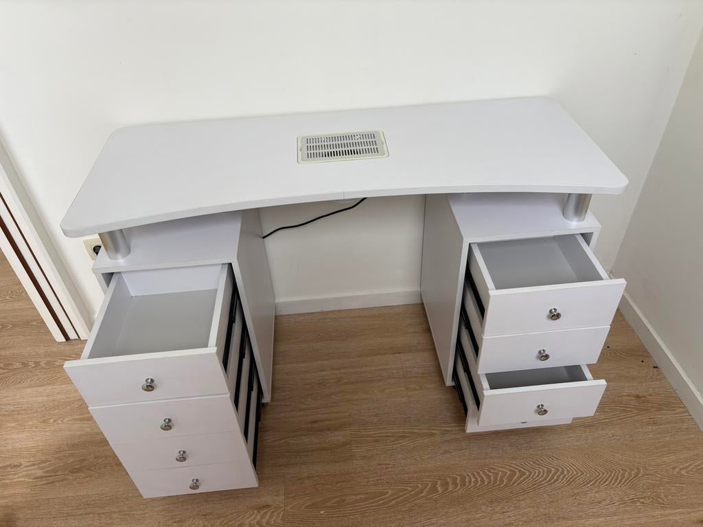 Table à ongles avec système d'extraction sur roue, Articles professionnels, Articles professionnels Autre, Enlèvement