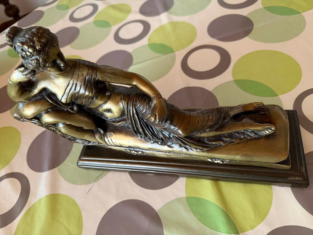 Belle figurine décorative, Enlèvement