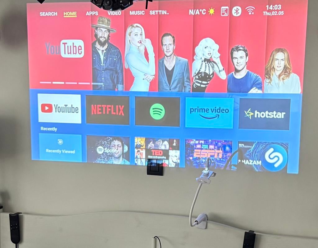 Beamer Full HD WiFi-BT + standaard – topstaat, Audio, Tv en Foto, Beamers, Ophalen, Zo goed als nieuw