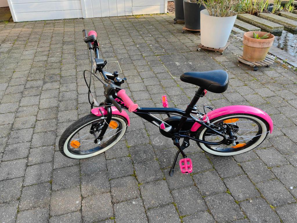 KInder Fiets + ziejwieltjes + fietshelm + fietshandschoenen, Ophalen, Zijwieltjes, 16 tot 20 inch, Zo goed als nieuw
