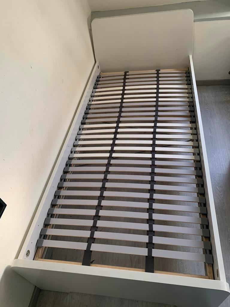 Eenpersoonsbed Ikea 90x200 met lattenbodem, Huis en Inrichting, Slaapkamer | Bedden, Ophalen, Zo goed als nieuw