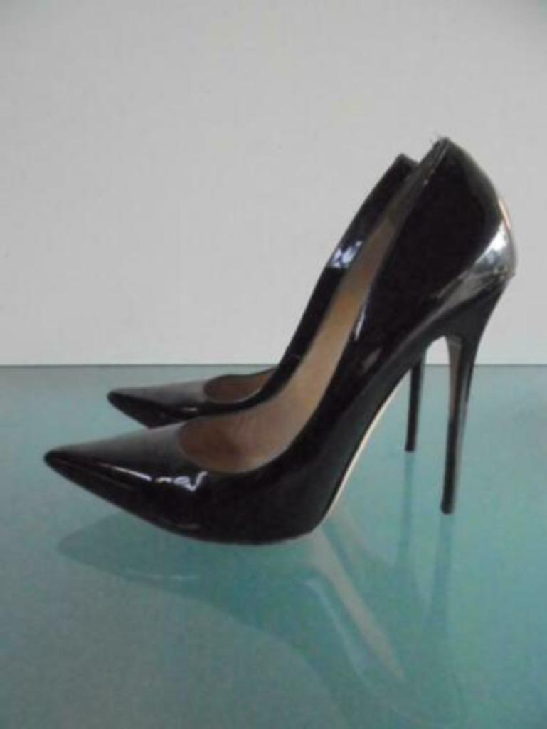 Gratis Verzenden | Jimmy Choo zwarte lak hakken 39.5, Kleding | Dames, Schoenen, Zo goed als nieuw, Schoenen met hoge hakken, Zwart