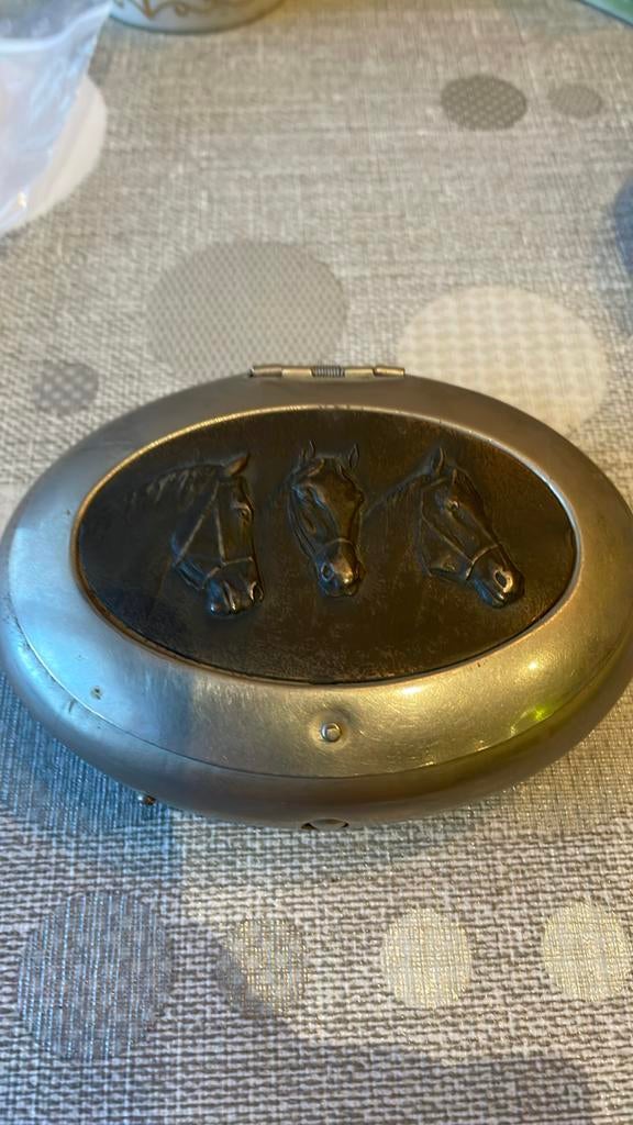 Antiek ovealen doosje met paardenhoofden, Ophalen
