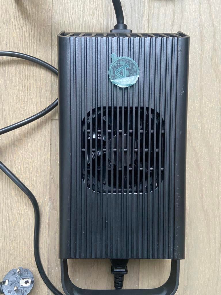 NIU Scooter batterij snellader 6A, Ophalen, Zo goed als nieuw