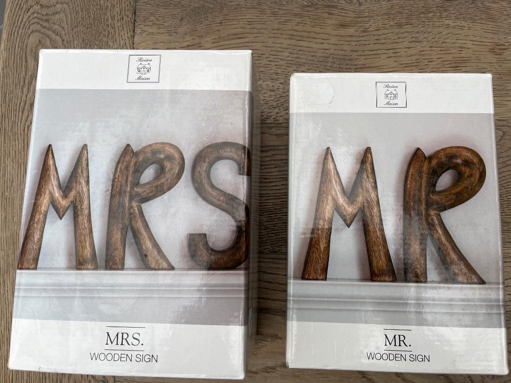 Riviera Maison Mr & Mrs hout, Huis en Inrichting, Woonaccessoires | Overige, Ophalen, Nieuw