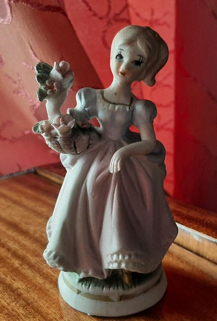 2 beeldjes van dames met boeketten in biscuit 1960, Ophalen of Verzenden