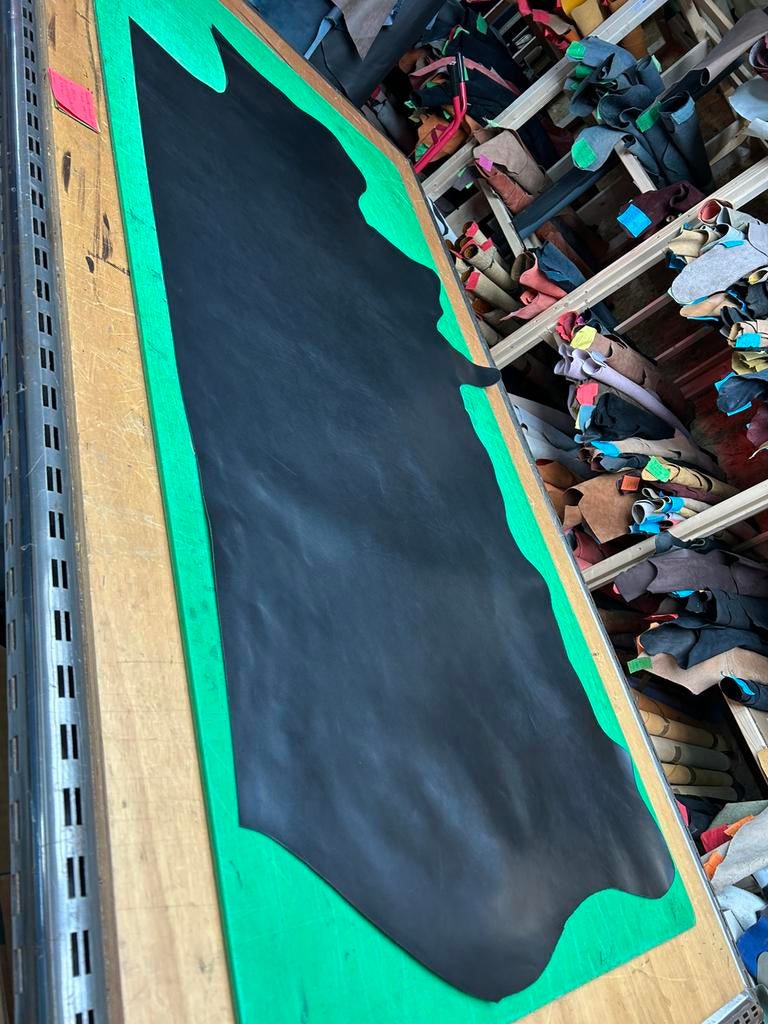 Zwarte kleur kalfs halve huid 1.5 mm dikte iets stug lap A40, Hobby en Vrije tijd, Ophalen of Verzenden