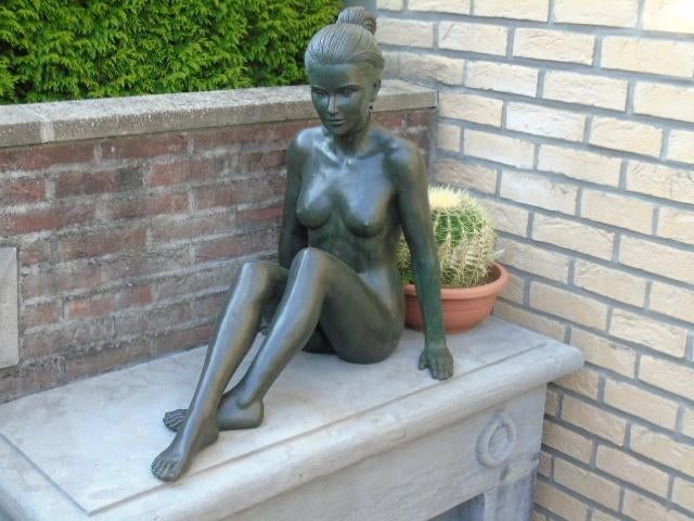 Naakte vrouw zittend met groene bronzen handen., Tuin en Terras, Tuinwanddecoratie, Nieuw, Ophalen