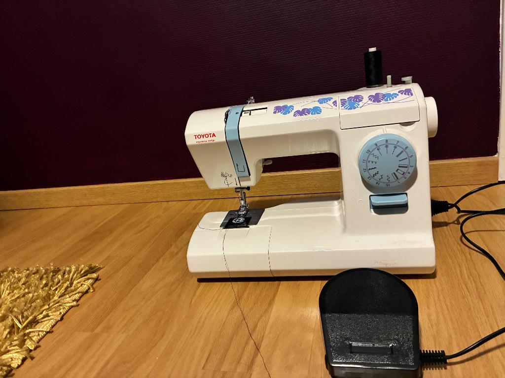 Machine à coudre Toyota Ergonomic Design, Hobby & Loisirs créatifs, Machines à coudre & Accessoires, Enlèvement, Comme neuf, Machine à coudre