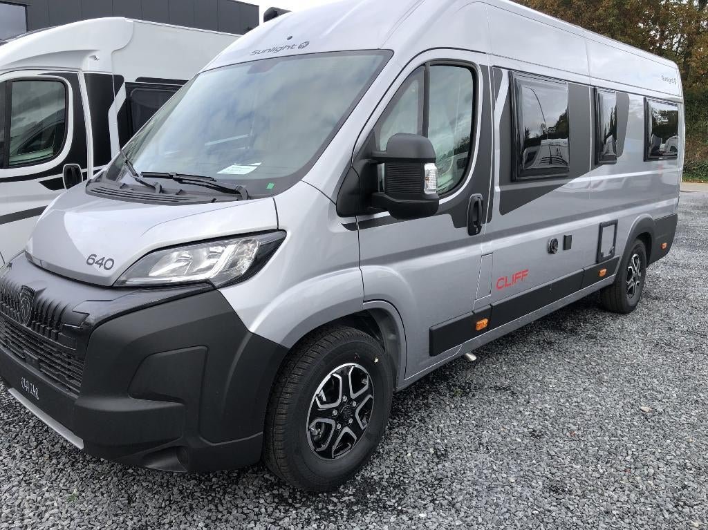 🚐✨ SUNLIGHT 640 DD Editie–Automaat-Lengtebedden - Nieuw🔥, Caravanes & Camping, Camping-cars, Antidémarrage, Automatique, Marchepied électrique