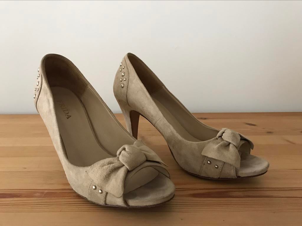 Frida beige daim lederen sandalen peeptoe met studs mt 39, Kleding | Dames, Frida, Gedragen, Sandalen of Muiltjes, Ophalen of Verzenden